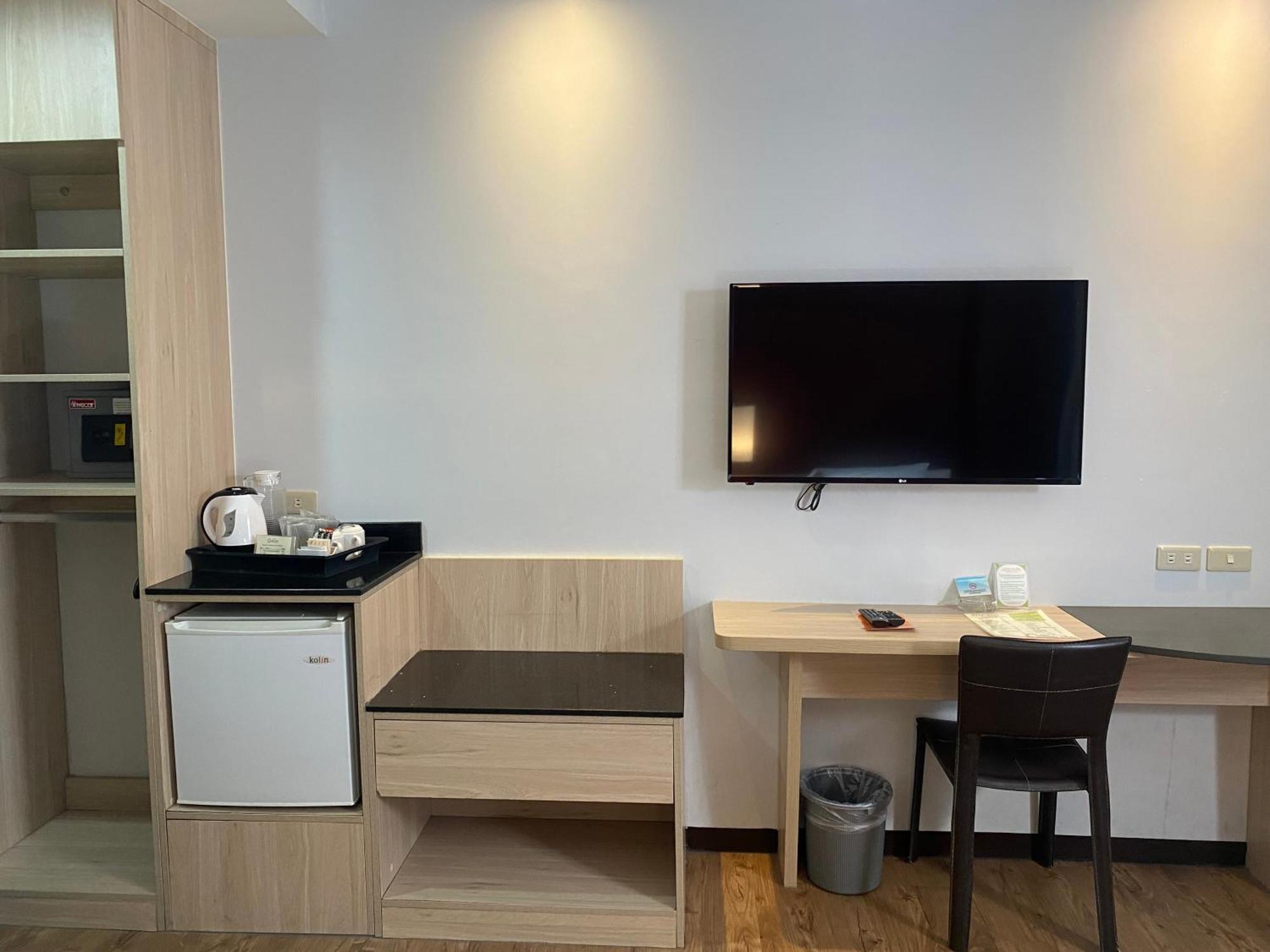 Circle Inn Hotel And Suites Баколод Екстериор снимка