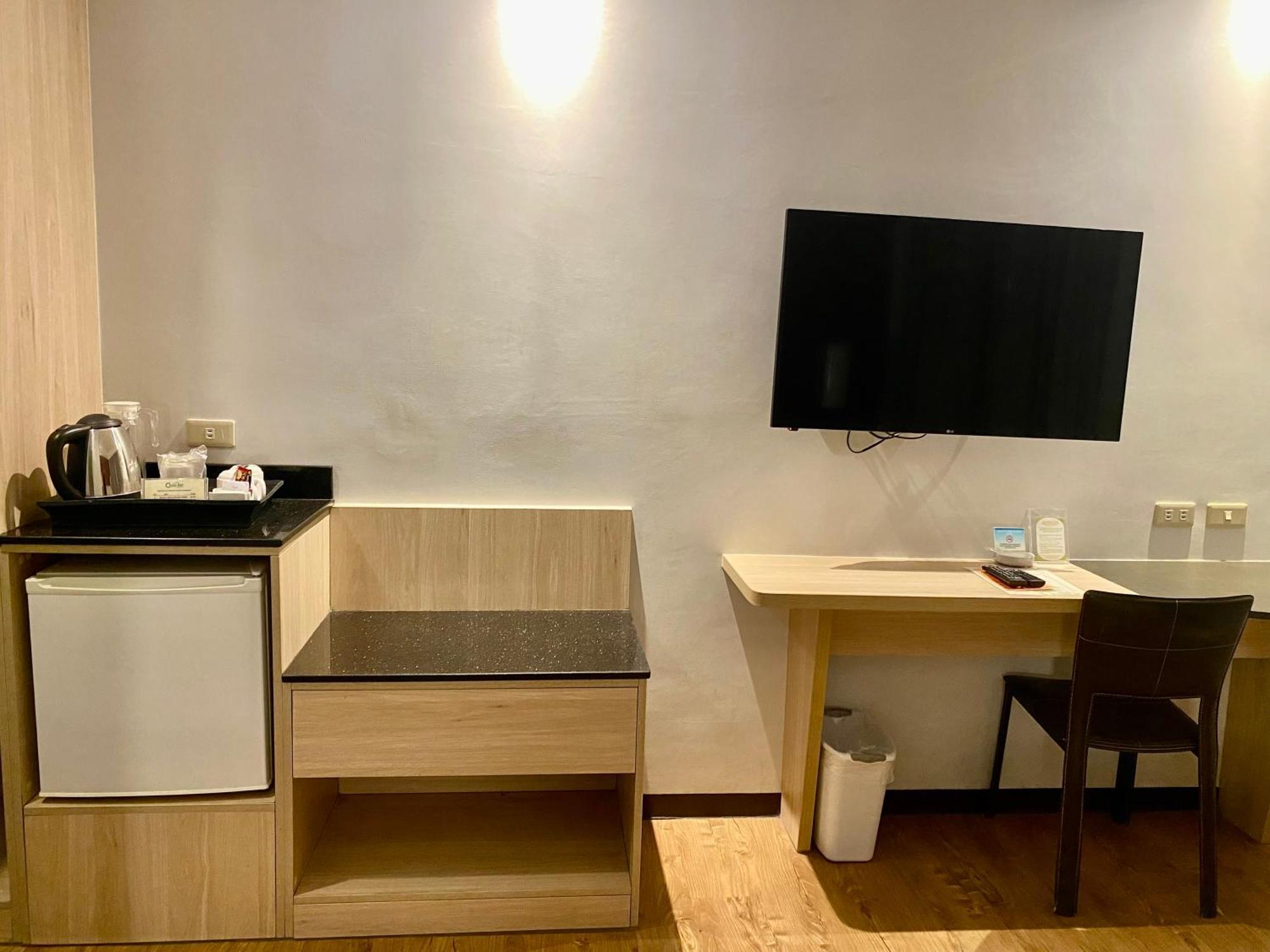 Circle Inn Hotel And Suites Баколод Екстериор снимка