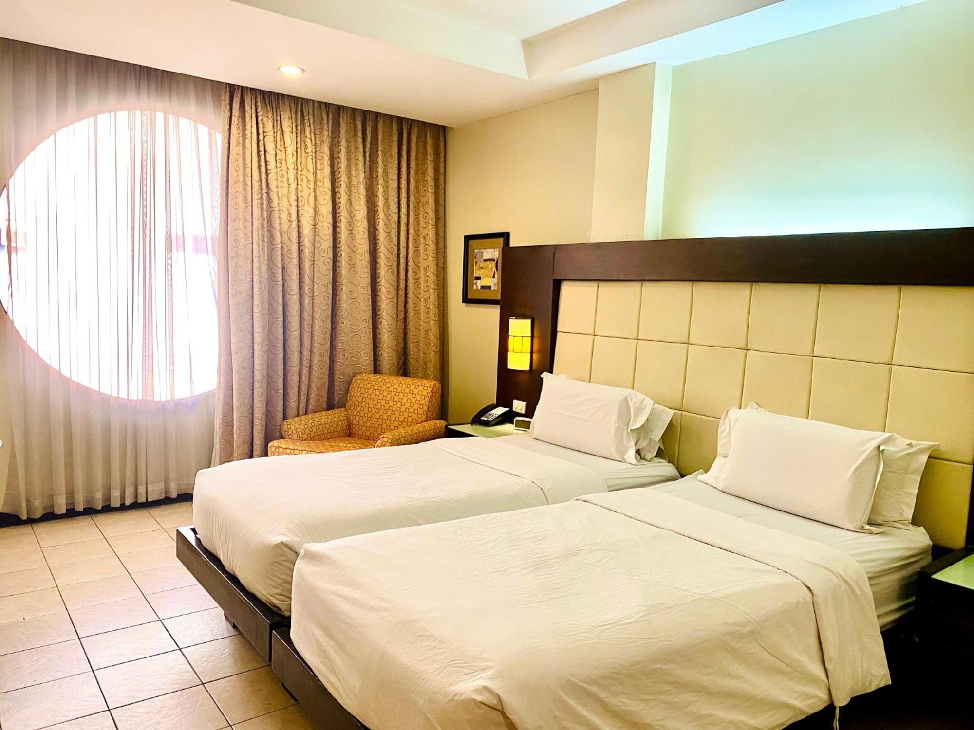 Circle Inn Hotel And Suites Баколод Екстериор снимка