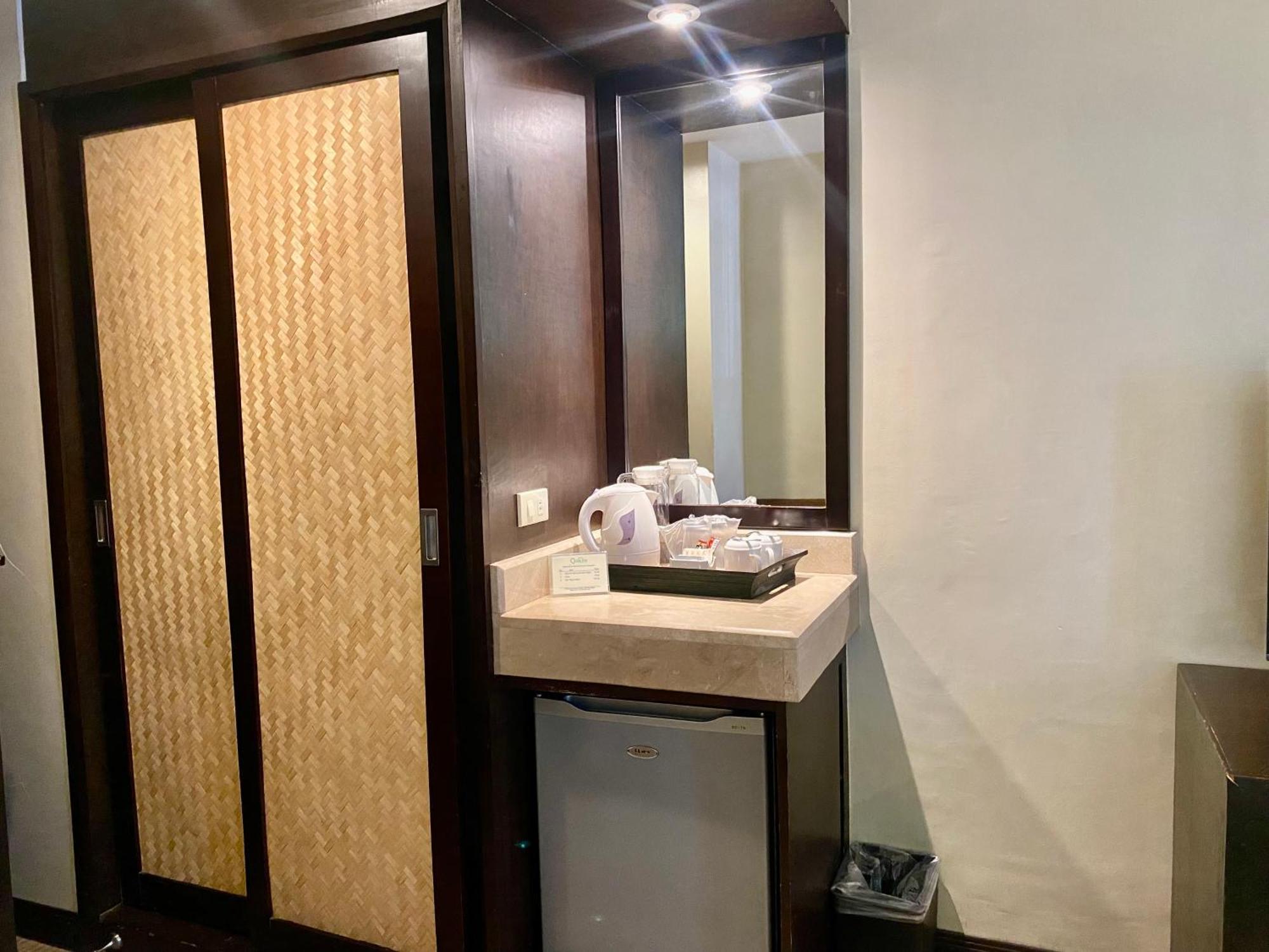 Circle Inn Hotel And Suites Баколод Екстериор снимка