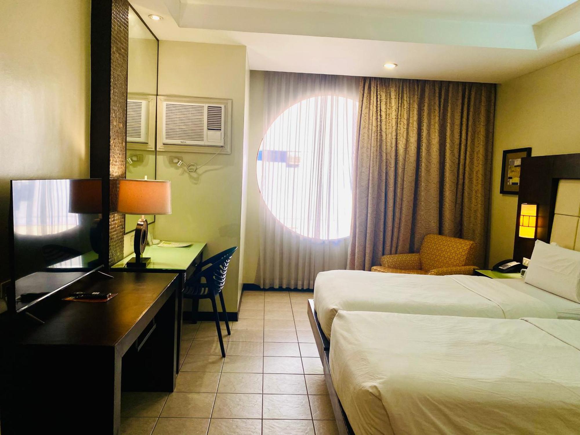 Circle Inn Hotel And Suites Баколод Екстериор снимка