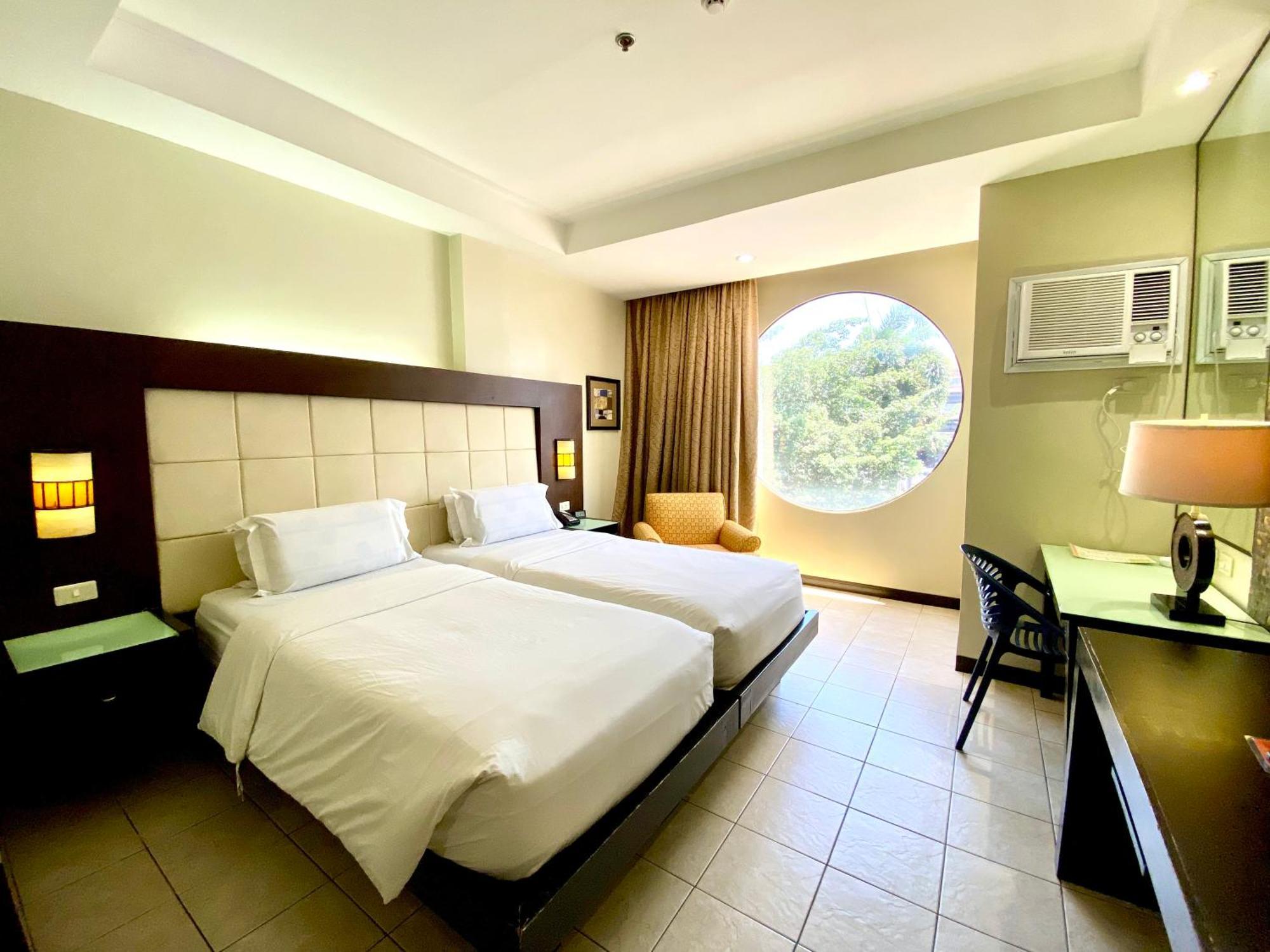 Circle Inn Hotel And Suites Баколод Екстериор снимка