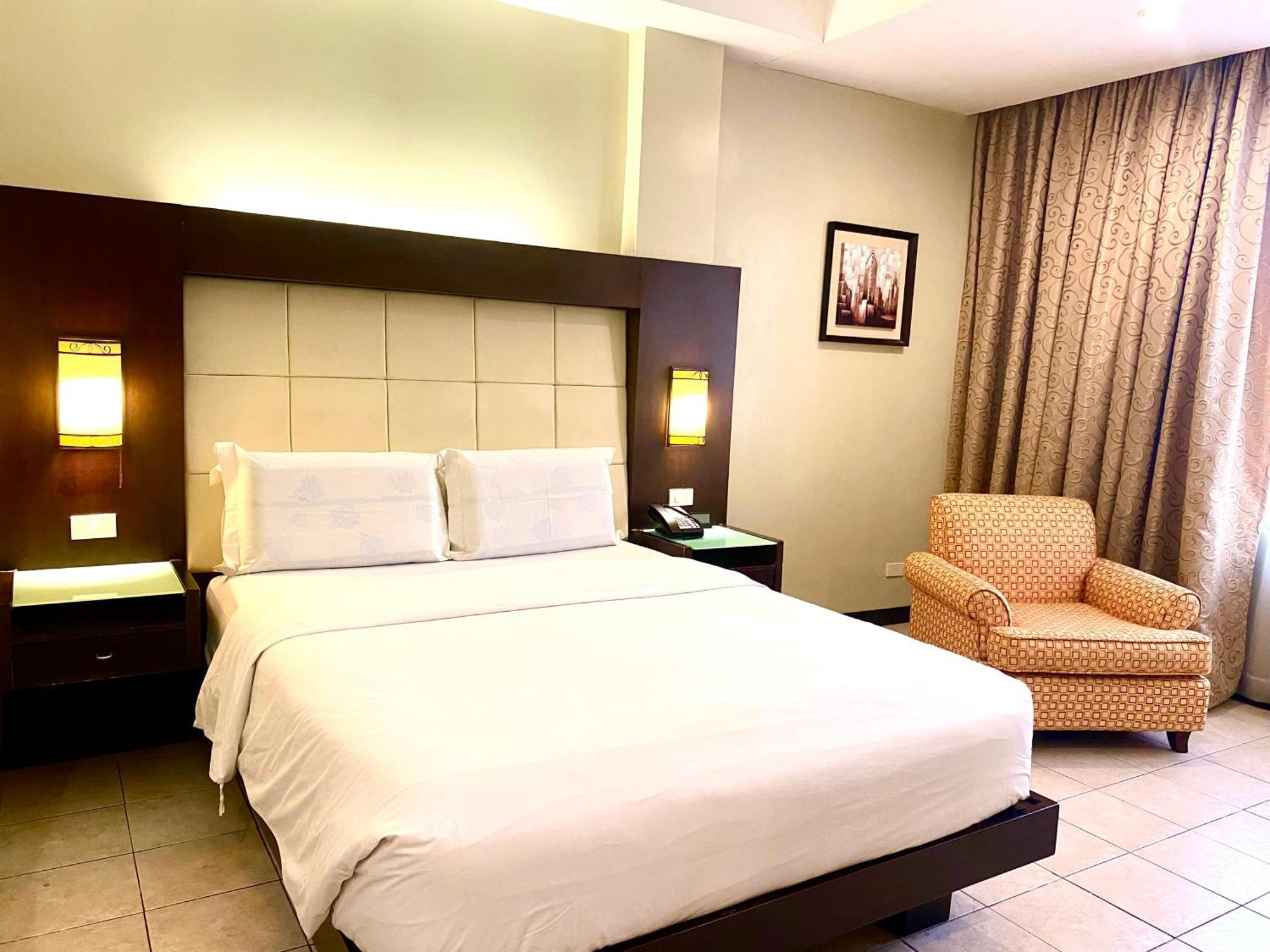 Circle Inn Hotel And Suites Баколод Екстериор снимка