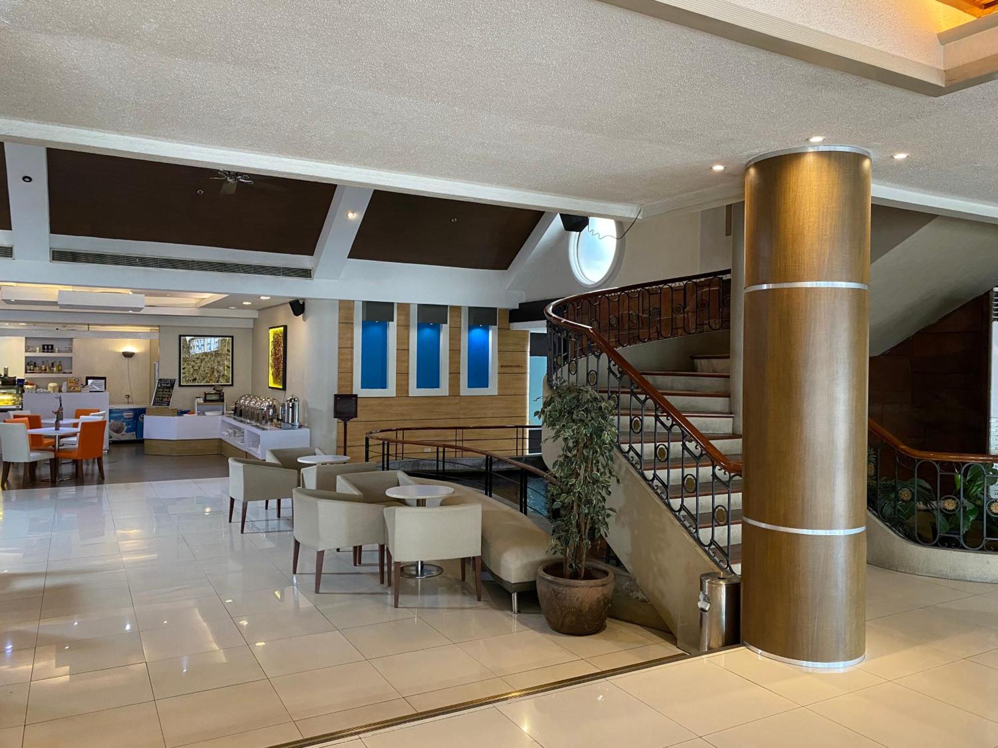 Circle Inn Hotel And Suites Баколод Екстериор снимка