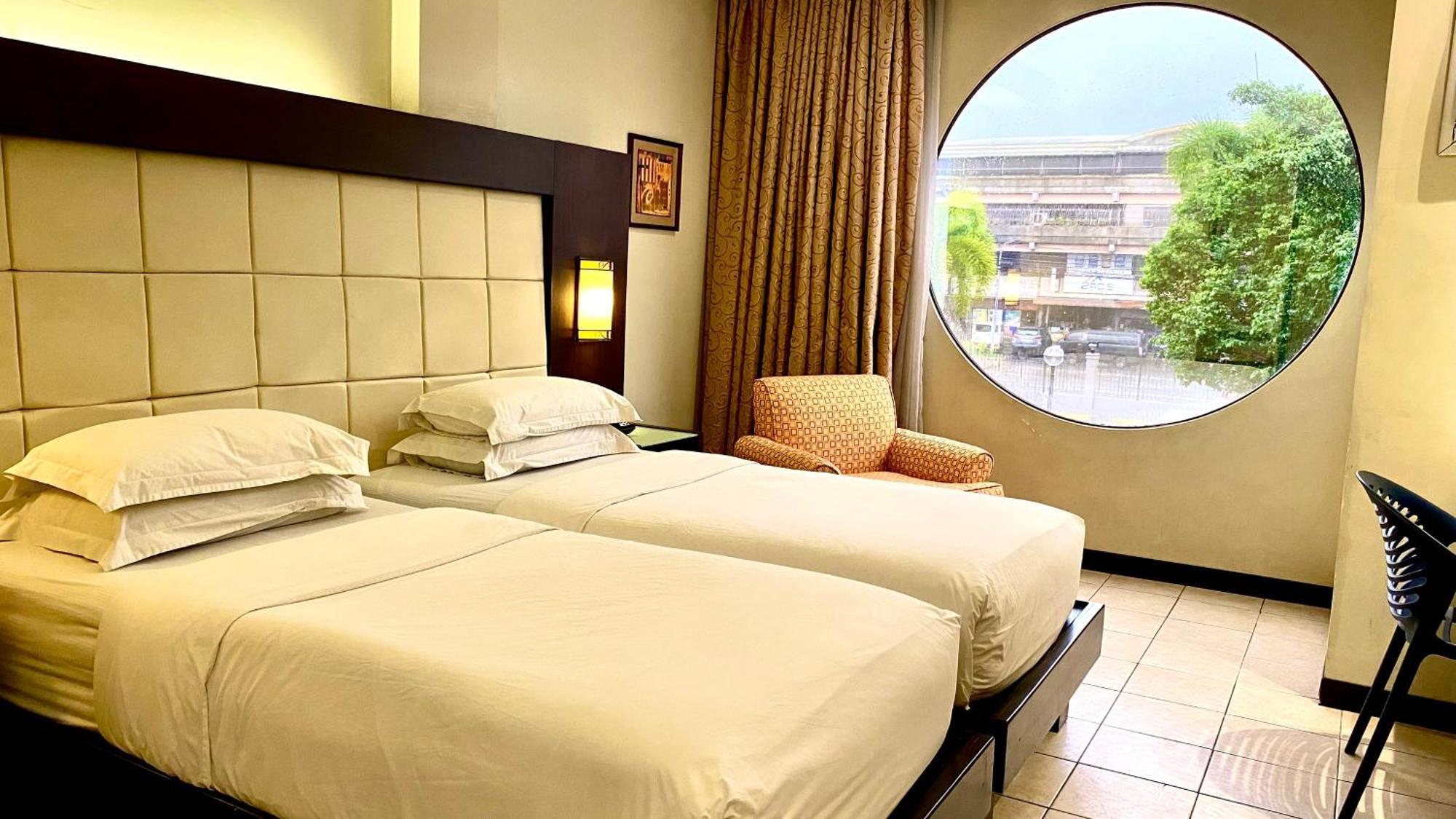 Circle Inn Hotel And Suites Баколод Екстериор снимка