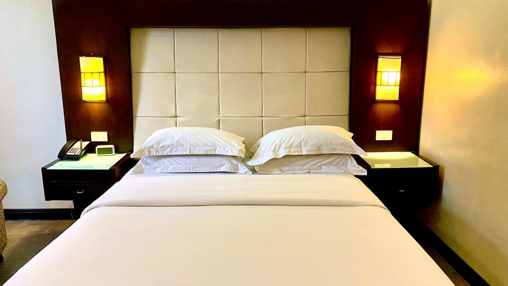 Circle Inn Hotel And Suites Баколод Екстериор снимка