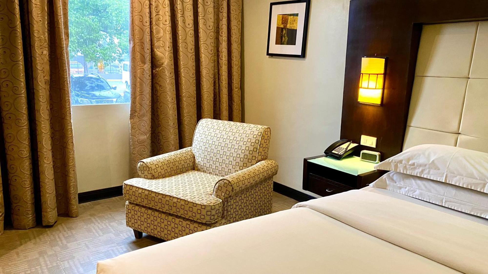 Circle Inn Hotel And Suites Баколод Екстериор снимка