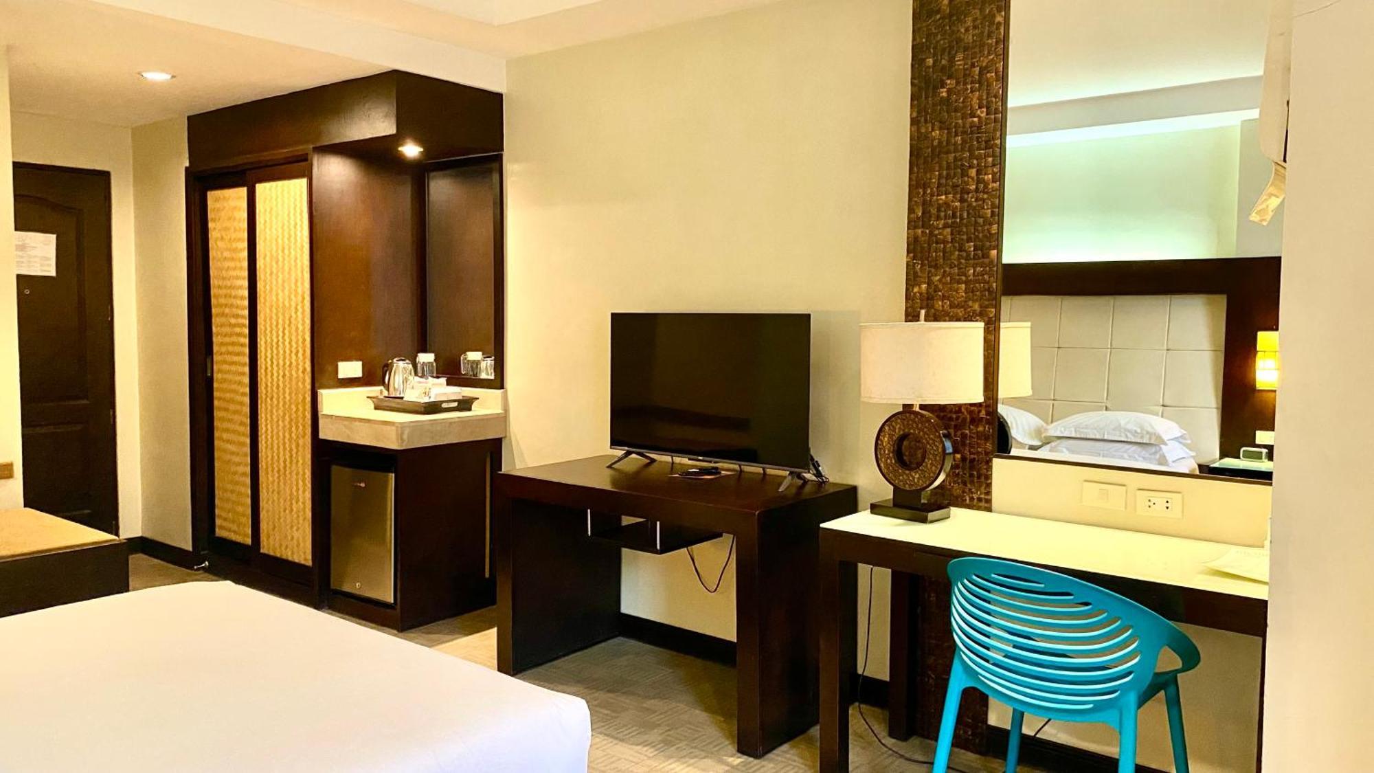 Circle Inn Hotel And Suites Баколод Екстериор снимка