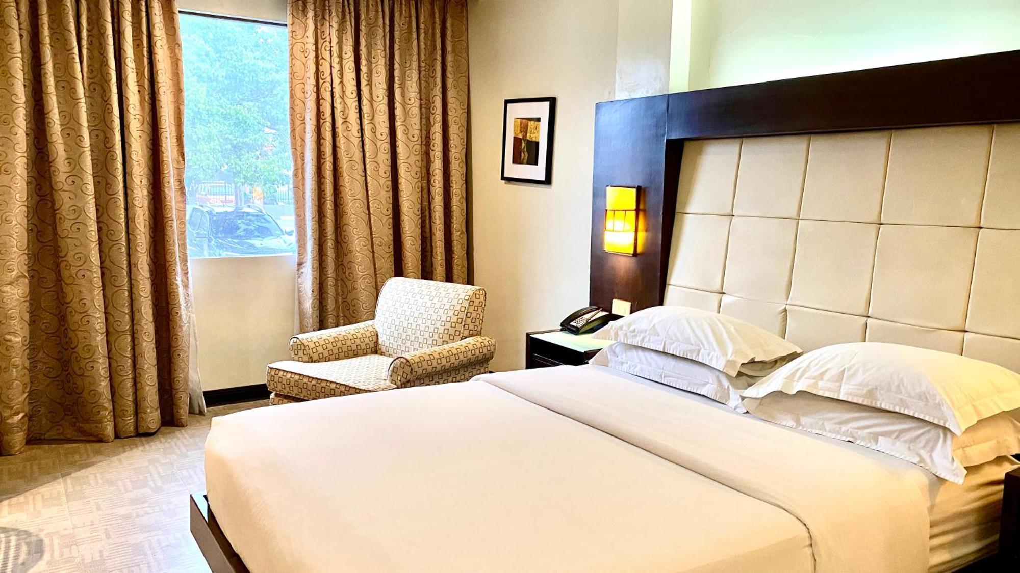 Circle Inn Hotel And Suites Баколод Екстериор снимка