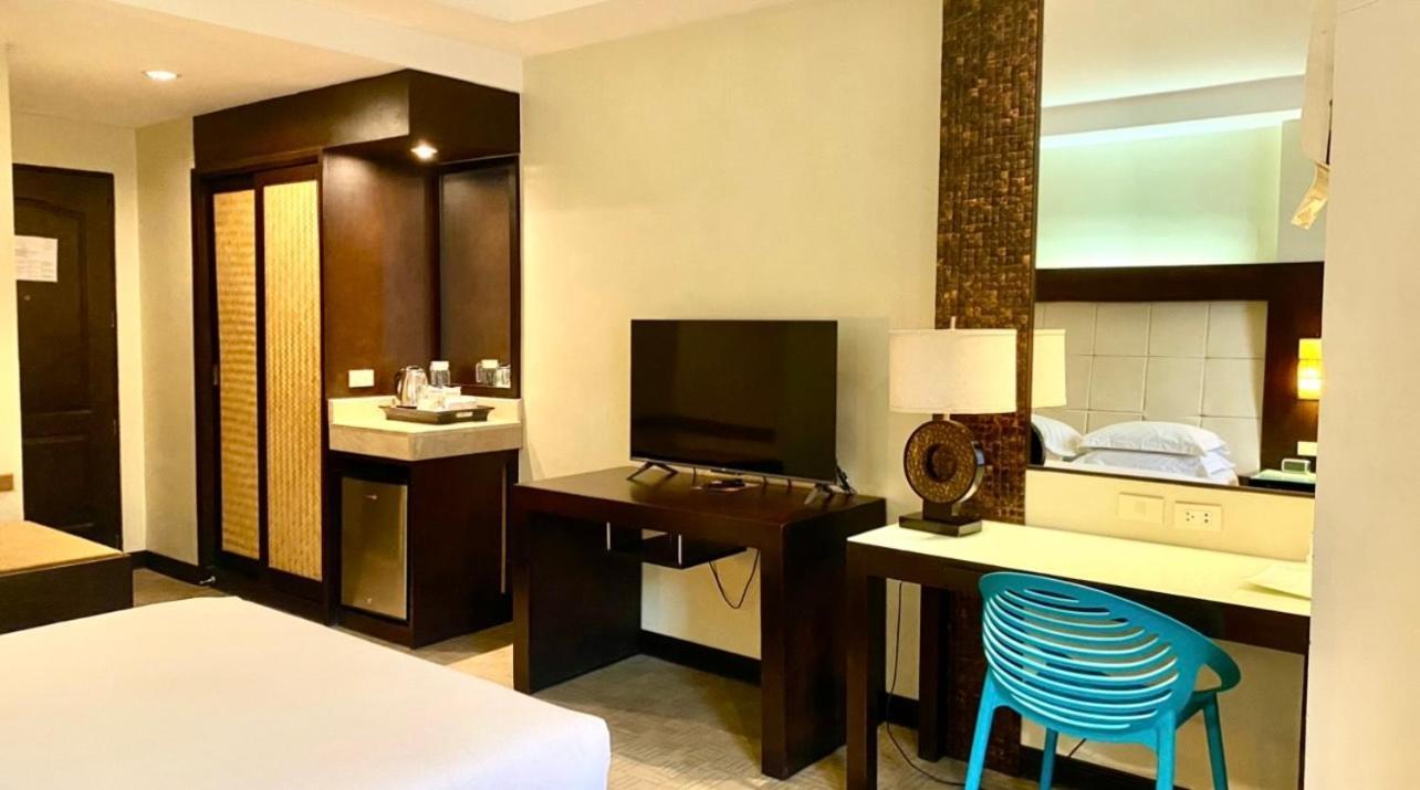 Circle Inn Hotel And Suites Баколод Екстериор снимка