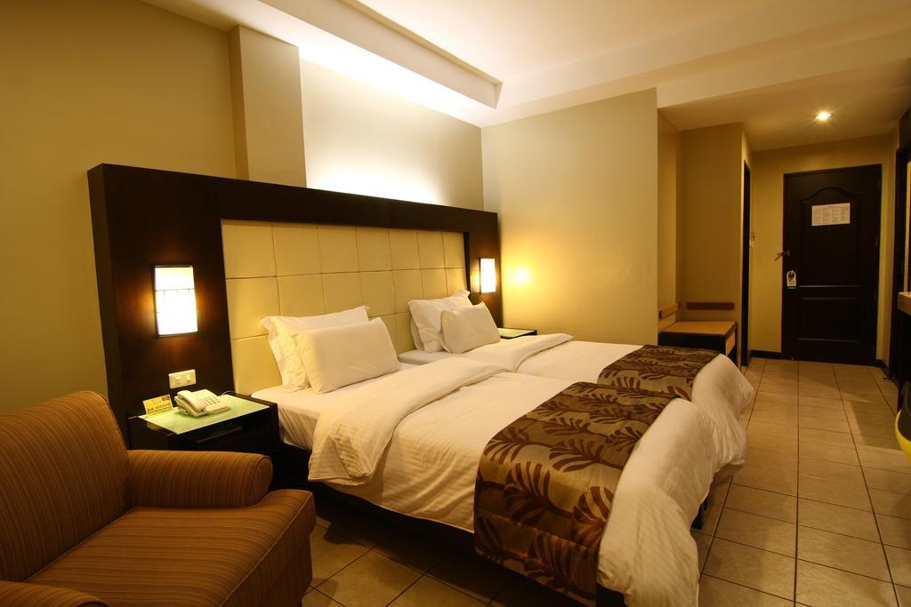 Circle Inn Hotel And Suites Баколод Екстериор снимка