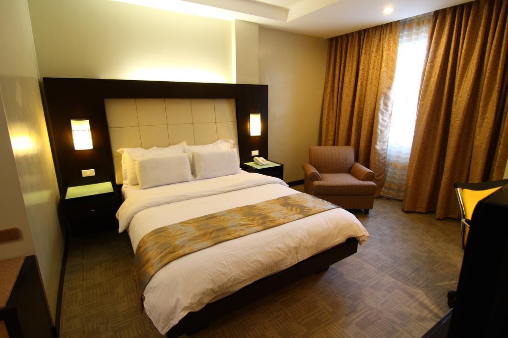 Circle Inn Hotel And Suites Баколод Екстериор снимка