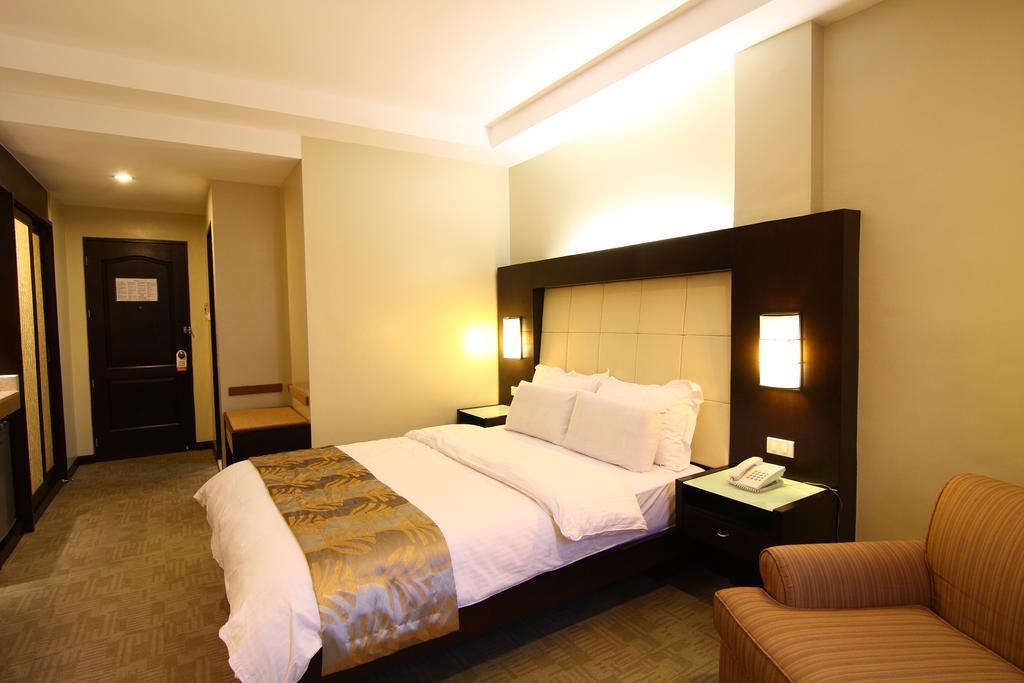 Circle Inn Hotel And Suites Баколод Екстериор снимка