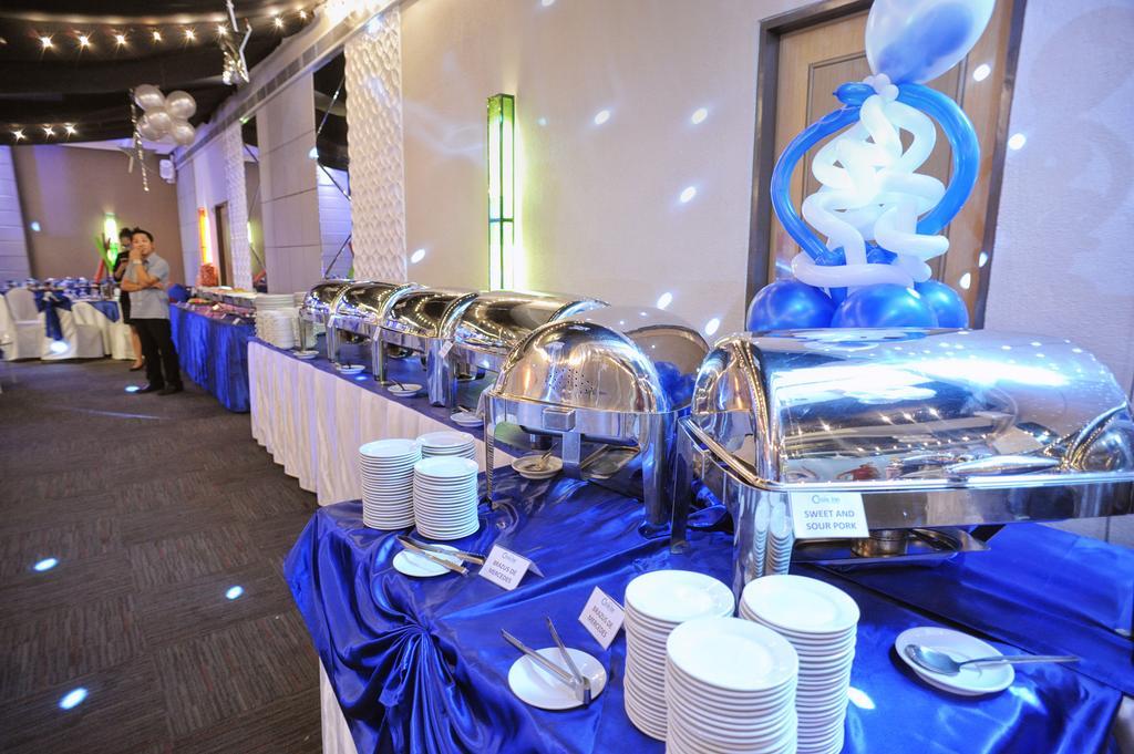 Circle Inn Hotel And Suites Баколод Екстериор снимка