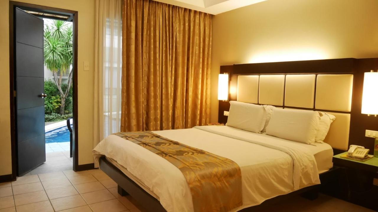 Circle Inn Hotel And Suites Баколод Екстериор снимка