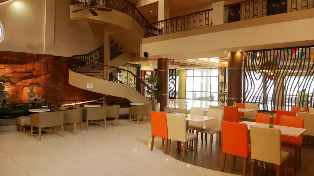 Circle Inn Hotel And Suites Баколод Екстериор снимка