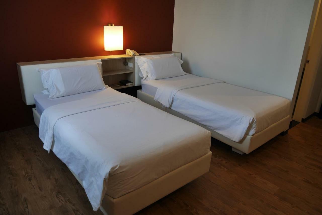 Circle Inn Hotel And Suites Баколод Екстериор снимка