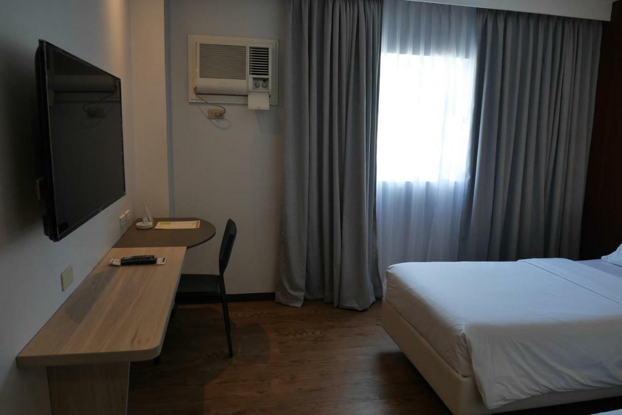 Circle Inn Hotel And Suites Баколод Екстериор снимка