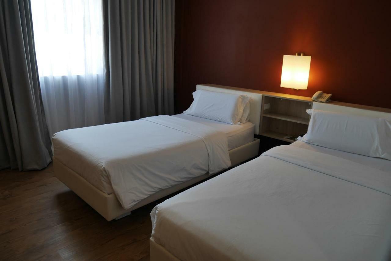 Circle Inn Hotel And Suites Баколод Екстериор снимка